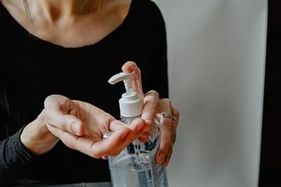 Bild på person som använder handsprit
